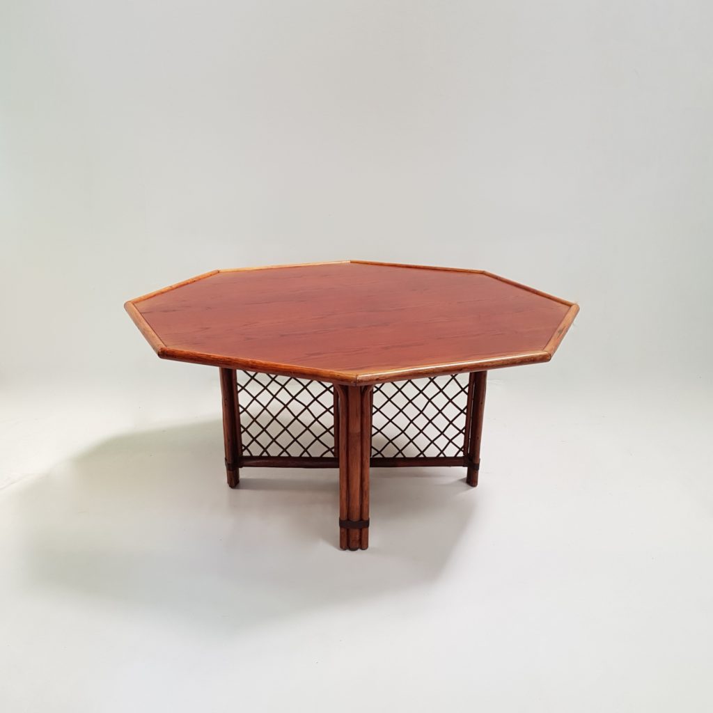 Grande table à repas octogonale en bois et rotin des années 1960